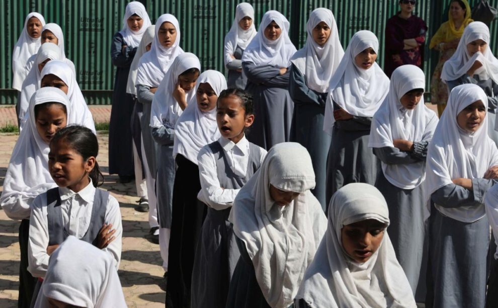 Reanudan clases en Cachemira tras semanas de tensión militar