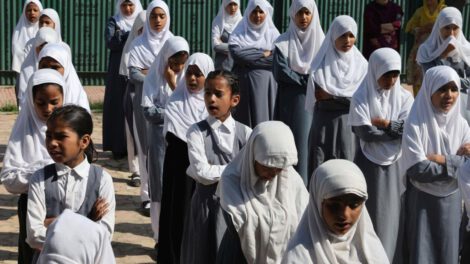 Reanudan clases en Cachemira tras semanas de tensión militar