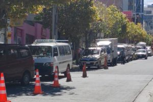 Filas por combustible en La Paz