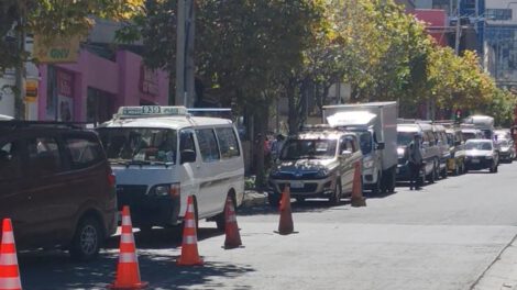 Filas por combustible en La Paz