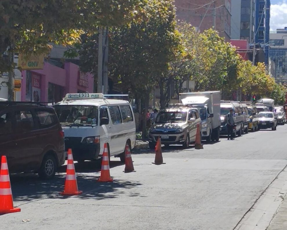 Filas por combustible en La Paz