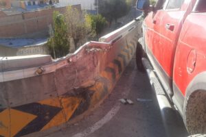 Conductor ebrio choca contra baranda en el paso a desnivel