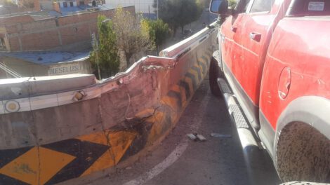 Conductor ebrio choca contra baranda en el paso a desnivel