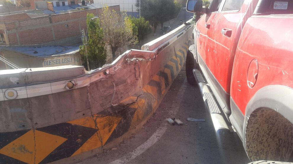 Conductor ebrio choca contra baranda en el paso a desnivel