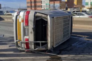 Fallas mecánicas provocan colisión entre vagoneta y minibús en Oruro