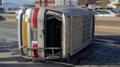 Fallas mecánicas provocan colisión entre vagoneta y minibús en Oruro