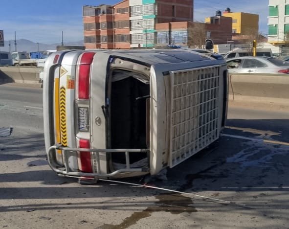 Fallas mecánicas provocan colisión entre vagoneta y minibús en Oruro