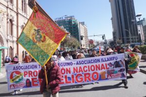 Gremiales marchan por la inestabilidad del dólar