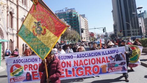 Gremiales marchan en La Paz exigiendo soluciones sobre la inestabilidad del dólar