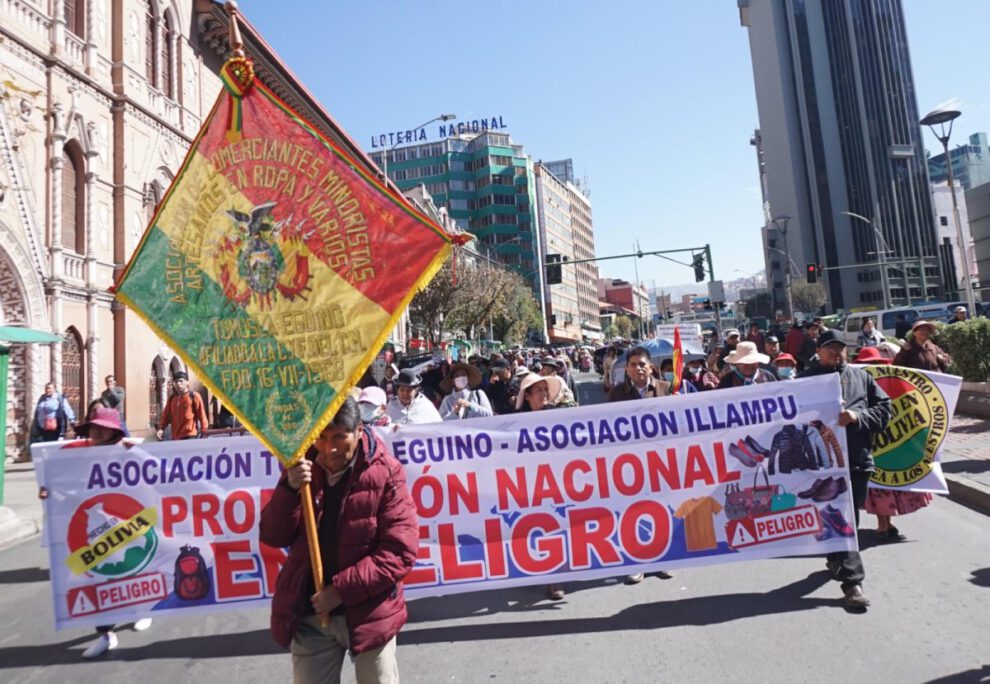 Gremiales marchan en La Paz exigiendo soluciones sobre la inestabilidad del dólar
