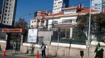 Cierre plaza Abaroa por fumigación durante llegada de Evo Morales
