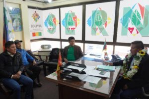 Idelfonso Canaza Sernap en reunión