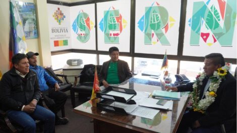 Idelfonso Canaza Sernap en reunión