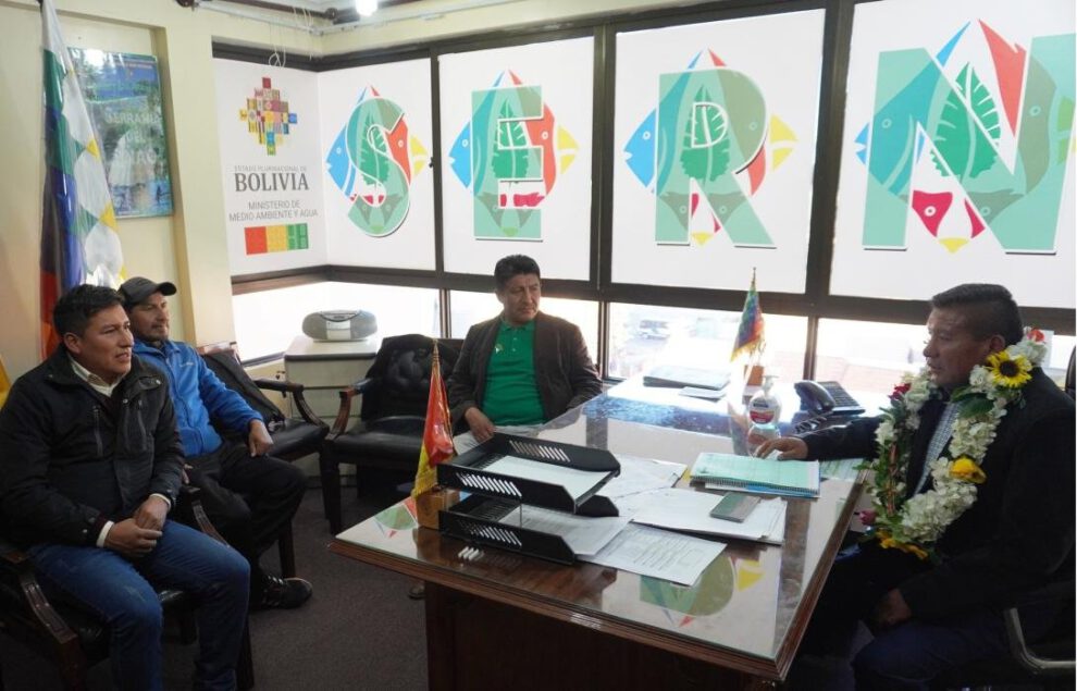 Idelfonso Canaza Sernap en reunión