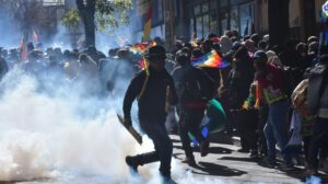Marcha de seguidores de Evo Morales rebasó el cerco policial