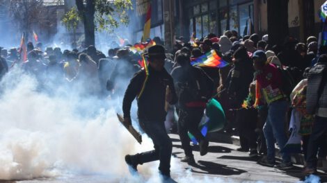 Marcha de seguidores de Evo Morales rebasó el cerco policial