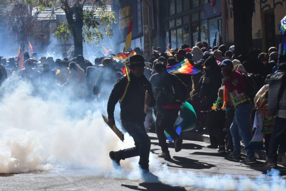 Marcha de seguidores de Evo Morales rebasó el cerco policial