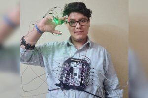 Ciro Zeballos muestra el primer prototipo del traductor del lenguaje de señas