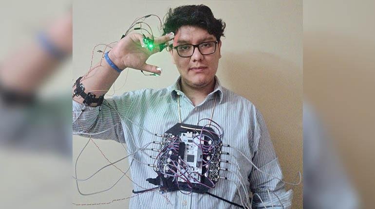 Ciro Zeballos muestra el primer prototipo del traductor del lenguaje de señas