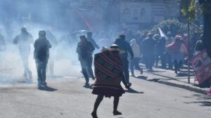Marcha evista se acerca al Tribunal Supremo Electoral