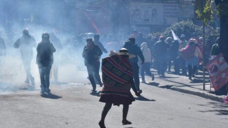 Marcha evista se acerca al Tribunal Supremo Electoral