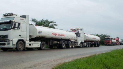 Cierre de puertos y bloqueo afectan llegada de combustible al occidente