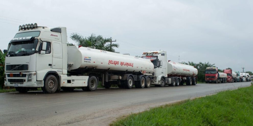 Cierre de puertos y bloqueo afectan llegada de combustible al occidente