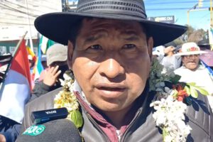 Ponciano Santos en la marcha hacia la sede de gobierno