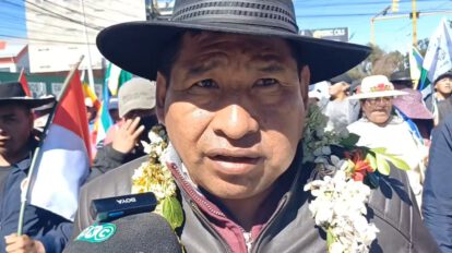 Ponciano Santos en la marcha hacia la sede de gobierno