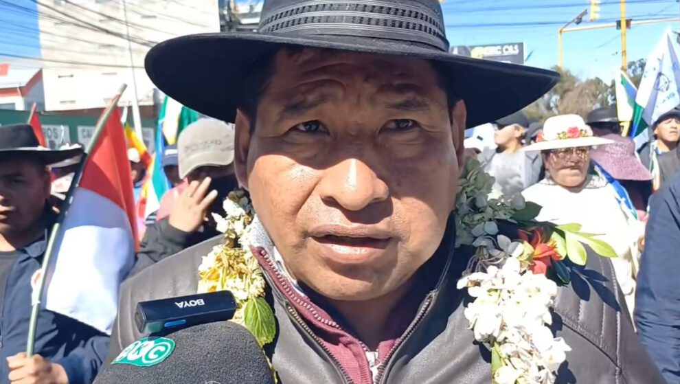 Ponciano Santos en la marcha hacia la sede de gobierno