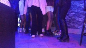 Clausuran night club tras encontrar adolescentes consumiendo alcohol