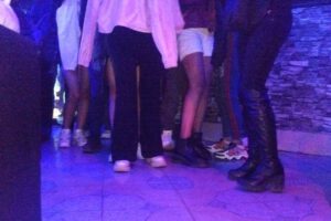 Clausuran night club tras encontrar adolescentes consumiendo alcohol