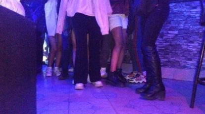 Clausuran night club tras encontrar adolescentes consumiendo alcohol
