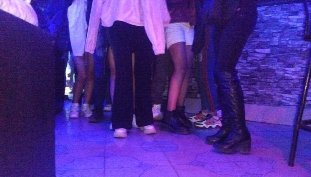 Clausuran night club tras encontrar adolescentes consumiendo alcohol