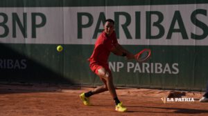 Murkel Dellien durante el partido en el Roland Garros