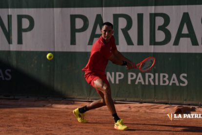 Murkel Dellien durante el partido en el Roland Garros