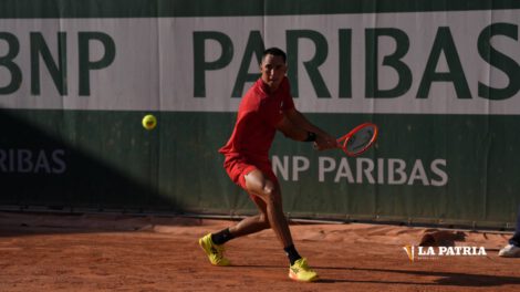 Murkel Dellien durante el partido en el Roland Garros