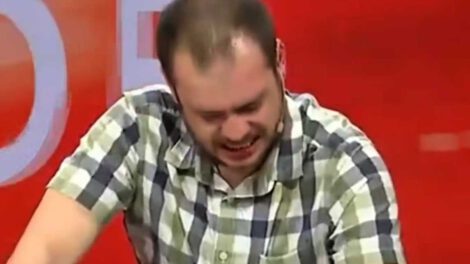 Peter Erlwein durante la transmisión en Red Uno