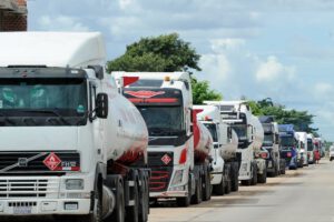 Cisterneros suspenden actividades demandando a YPFB nivelación en el precio del flete