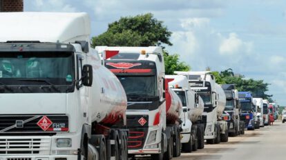 Cisterneros suspenden actividades demandando a YPFB nivelación en el precio del flete
