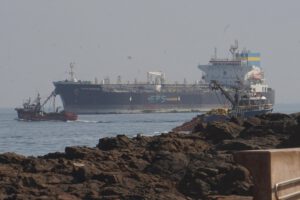 Restricción de buques en Arica afecta el ingreso de combustibles a Bolivia