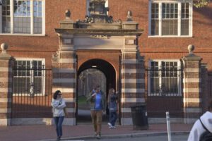 Gobierno de Trump prohíbe matrícula a estudiantes extranjeros en Harvard