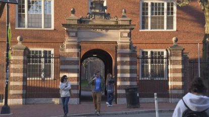 Gobierno de Trump prohíbe matrícula a estudiantes extranjeros en Harvard