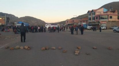Bloqueo carretera Potosí–Sucre por comunarios en demanda de proyectos inconclusos