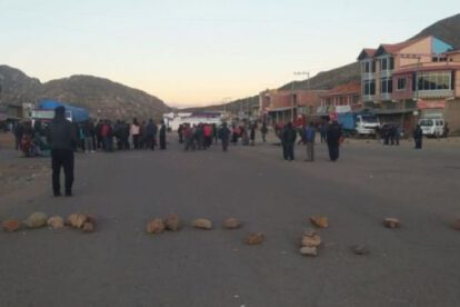 Bloqueo carretera Potosí–Sucre por comunarios en demanda de proyectos inconclusos