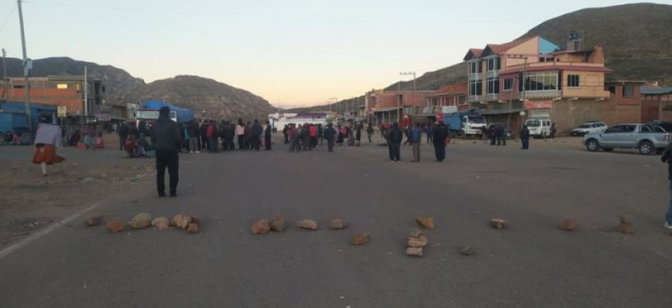 Bloqueo carretera Potosí–Sucre por comunarios en demanda de proyectos inconclusos