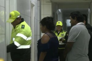 niña lanzada desde vehículo en Santa Cruz