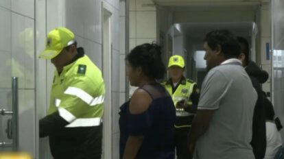 niña lanzada desde vehículo en Santa Cruz