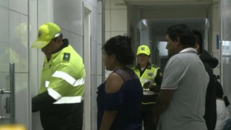 niña lanzada desde vehículo en Santa Cruz