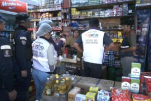Operativo revela aceite oculto en comercios mayoristas de Cochabamba